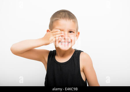 Lächelnde junge abdecken eines Auges Stockfoto