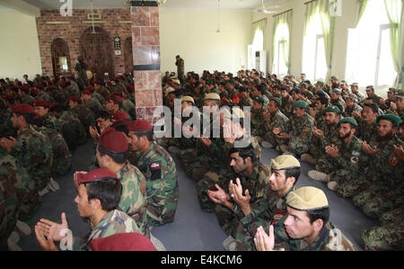 Balkh, Afghanistan. 14. Juli 2014. Afghan National Army Soldaten beten in einer Moschee in ihre Militärlager während des Fastenmonats Ramadan in der Provinz Balkh, Nordafghanistan, 14. Juli 2014. © Azorda/Xinhua/Alamy Live-Nachrichten Stockfoto