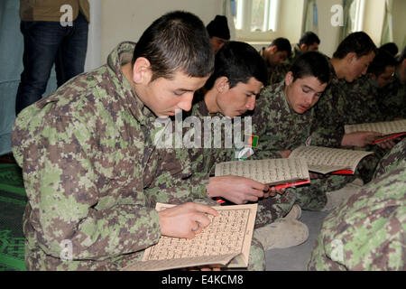 Balkh, Afghanistan. 14. Juli 2014. Afghan National Army Soldaten lesen Sie den Koran in einer Moschee in ihre Militärlager während des Fastenmonats Ramadan in der Provinz Balkh, Nordafghanistan, 14. Juli 2014. © Azorda/Xinhua/Alamy Live-Nachrichten Stockfoto