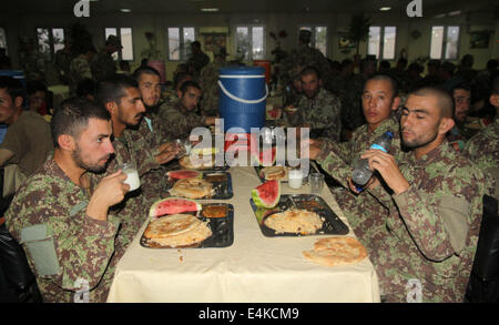 Balkh, Afghanistan. 14. Juli 2014. Afghan National Army Soldaten brechen ihr Fasten in ihre Militärlager während des Heiligen Monats Ramadan in der Provinz Balkh, Nordafghanistan, 14. Juli 2014. © Azorda/Xinhua/Alamy Live-Nachrichten Stockfoto