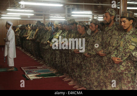 Balkh, Afghanistan. 14. Juli 2014. Afghan National Army Soldaten beten in einer Moschee in ihre Militärlager während des Fastenmonats Ramadan in der Provinz Balkh, Nordafghanistan, 14. Juli 2014. © Azorda/Xinhua/Alamy Live-Nachrichten Stockfoto