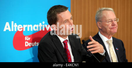 Berlin, Deutschland. 14. Juli 2014. Der Kopf der Alternative für Deutschland (AfD), Bernd Lucke (L), beantwortet Fragen von Journalisten über den Euro und die Wirtschaft sowie Fragen über die weiteren Pläne der Europäischen Konservativen und Reformisten Fraktion (ECR) in Berlin, Deutschland, 14. Juli 2014. Hans-Olaf Henkel sitzt neben Lucke. Foto: Wolfgang Kumm/Dpa/Alamy Live News Stockfoto