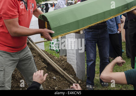Srebrenica, Bosnien. 14. Juli 2014. Jahrestag des Massakers von Srebrenica, Bosnien, wo mehr als 8000 muslimische Zivilisten im Jahr 1995 von der serbischen Armee getötet wurden. Totengebet wird für die 175 neu identifizierten Srebrenica-Opfer während der Masse Begräbniszeremonie in Srebrenica-Potocari Memorial und Friedhof in Srebrenica, Bosnien und Herzegowina, 11. Juli 2014 durchgeführt. Bildnachweis: Laura TÃƒÂ¡Rraga Garrido/NurPhoto/ZUMA Draht/Alamy Live-Nachrichten Stockfoto
