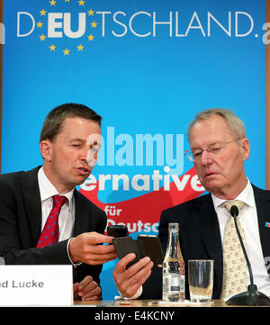 Berlin, Deutschland. 14. Juli 2014. Der Kopf der Alternative für Deutschland Partei (AfD), Bernd Lucke (L) und Hans-Olaf Henkel vergleichen ihre Handys auf einer Pressekonferenz in Berlin, Deutschland, 14. Juli 2014. Die Politiker beantwortet Fragen von Journalisten über den Euro und die Wirtschaft sowie Fragen über die weiteren Pläne der Europäischen Konservativen und Reformisten Fraktion (ECR. Foto: Wolfgang Kumm/Dpa/Alamy Live News Stockfoto