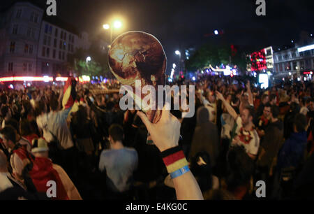 Fans jubeln und feiern nach Deutschland während der Fanmeile auf der Reeperbahn in Hamburg, Deutschland, 14. Juli 2014 World Cup 2014 Finale gegen Argentinien gewann. Deutschland gewann mit 1: 0. Foto: Axel Heimken/dpa Stockfoto