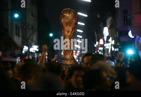 Fans jubeln und feiern nach Deutschland während der Fanmeile auf der Reeperbahn in Hamburg, Deutschland, 14. Juli 2014 World Cup 2014 Finale gegen Argentinien gewann. Deutschland gewann mit 1: 0. Foto: Axel Heimken/dpa Stockfoto