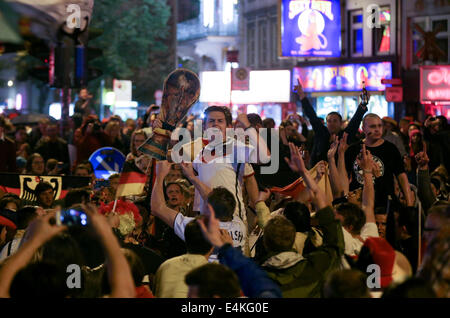 Fans jubeln und feiern nach Deutschland während der Fanmeile auf der Reeperbahn in Hamburg, Deutschland, 14. Juli 2014 World Cup 2014 Finale gegen Argentinien gewann. Deutschland gewann mit 1: 0. Foto: Axel Heimken/dpa Stockfoto