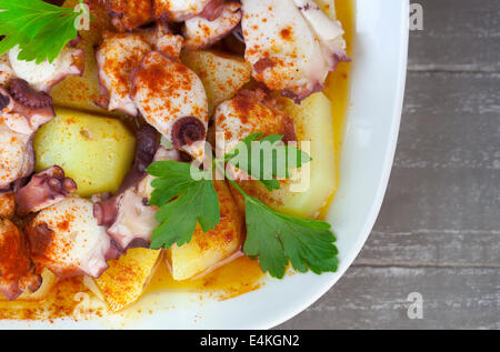 Polbo a Feira (Fair Stil Krake), ein traditionelles spanisches galizischen Gericht mit Kartoffeln (Cachelos), grobes Salz, Paprika zubereitet Stockfoto