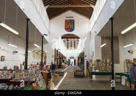 Innenraum der Shambles Markt in Devizes an einem Tag als gebrauchte Bücher und Trödel zum Verkauf stehen Stockfoto