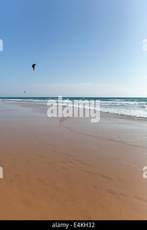 Kitesurfer am Praia da Morena in Costa da Caparica. Stockfoto