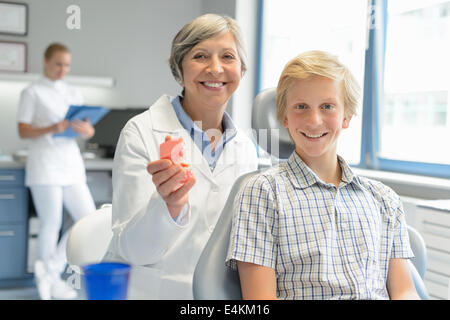 Teenager junge Patienten Zahnarzt Zähne Zahnersatz Zahnarzthelferin Amt bekleiden Stockfoto