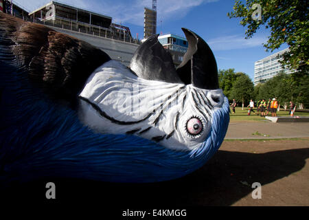 London, UK. 14. Juli 2014. Eine riesige Skulptur von einem Toten blaue Papagei 15 Metern war Unvelied auf der Southbank für eine live Monty Python Bühnenshow, die durch Gold-Comedy-Kanal Credit ausgestrahlt wird: Amer Ghazzal/Alamy Live-Nachrichten Stockfoto