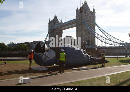 London, UK. 14. Juli 2014. Eine riesige Skulptur von einem Toten blaue Papagei 15 Metern war Unvelied auf der Southbank für eine live Monty Python Bühnenshow, die durch Gold-Comedy-Kanal Credit ausgestrahlt wird: Amer Ghazzal/Alamy Live-Nachrichten Stockfoto