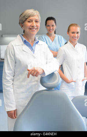 Professioneller Zahnarzt Team drei Frau an zahnärztliche Chirurgie, Lächeln, Porträt Stockfoto