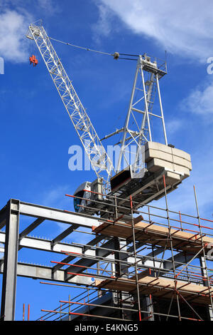 moderne Turmkran arbeiten auf der Baustelle Baustelle Stockfoto