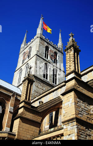 Southwark Cathedral steht am südlichen Ende der London Bridge, London, England, UK Stockfoto