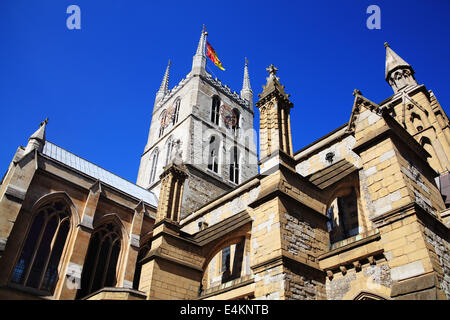 Southwark Cathedral steht am südlichen Ende der London Bridge, London, England, UK. Stockfoto