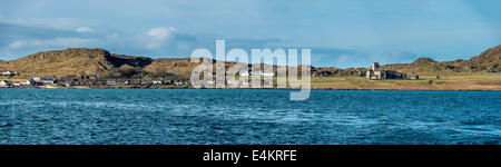 Blick über das Wasser von Fionnphort auf der Isle of Mull auf die Küste der Insel Iona. Iona ist eine kleine Insel in der Stockfoto