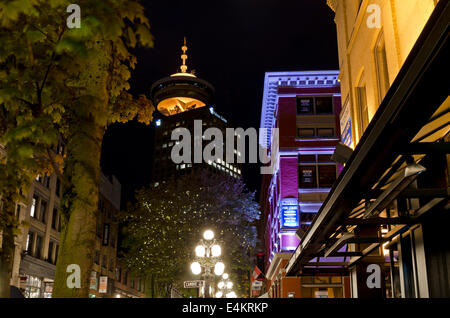 Lichter der Stadt am Wasser-Straße in Gastown, Vancouver. Harbour Centre. Stockfoto