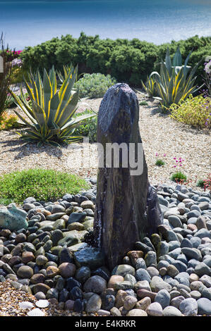 Eine einfache Küsten Garten mit wartungsarmen ein Merkmal des Designs Stockfoto