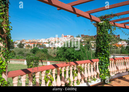 Blick über Silves, die maurische Burg und die Kathedrale von einem Patio, Silves, Algarve, Portugal, Europa Stockfoto