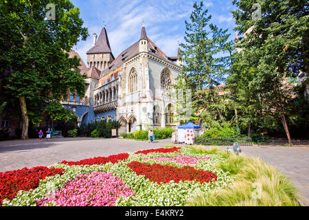 Kirche von Jak, Burg Vajdahunyad, Stadtpark, Budapest, Ungarn Stockfoto