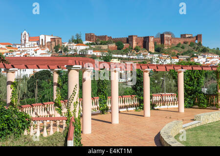 Blick über Silves, die maurische Burg und die Kathedrale von einem Patio, Silves, Algarve, Portugal, Europa Stockfoto