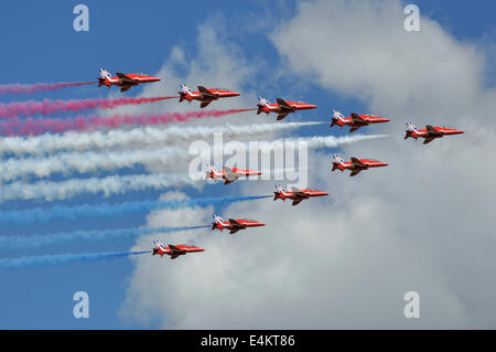 Die Farnborough International Airshow ein Durchflug durch die RAF Display Team der Red Arrows eröffnete Stockfoto