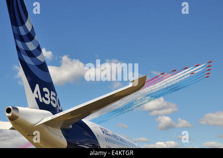 Der Farnborough International Airshow wurde durch ein flypast durch Display Team der RAF die roten Pfeile über Airbus A350 Airliner geöffnet Stockfoto