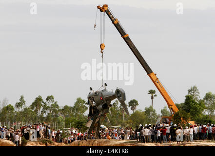 Phnom Penh, Kambodscha. 14. Juli 2014. Ein Kran ruft das Wrack eines abgestürzten Militärhubschrauber in einem wassergefüllten Steinbruch im Dangkor Bezirk in Phnom Penh, Kambodscha, 14. Juli 2014. Ein kambodschanischer militärische Hubschrauber bestätigt stürzte am Stadtrand von Phnom Penh am Montagmorgen töten fünf Soldaten schwer verletzt einander, eine hochrangige Polizeibeamte. Bildnachweis: Sovannara/Xinhua/Alamy Live-Nachrichten Stockfoto