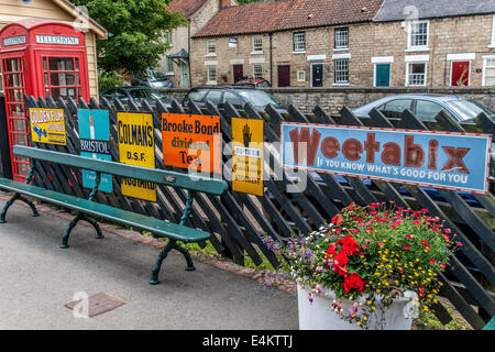 Alte Metall Werbeschilder auf Pickering Railway station Stockfoto