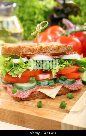 Sandwich mit Käse und Salami auf Holz Hintergrund Stockfoto