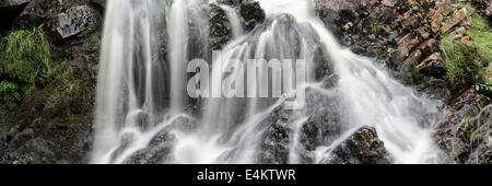 Panorama-Landschaft Wasserfall Detail über Felsen fließt Stockfoto