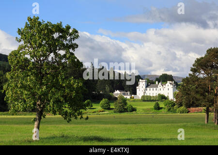 Blick auf Blair Castle Estate Gelände angestammten Heimat der Clan Murray. Blair Atholl Perth und Kinross Schottland UK Großbritannien Stockfoto