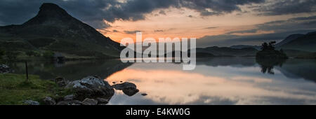 Panorama-Landschaft, die einen atemberaubenden Sonnenaufgang auf See im Gebirge Stockfoto