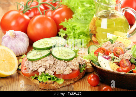 Sandwich mit Thunfisch und Salat auf Holz Hintergrund Stockfoto