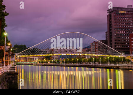 Zubizuri Brücke entworfen vom Architekten Santiago Calatrava, Bilbao, Baskenland, Spanien Stockfoto