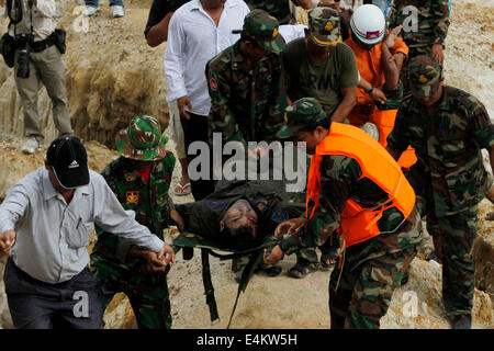 Phnom Penh, Kambodscha. 14. Juli 2014. Rettungskräfte tragen den Körper des Opfers auf eine abgestürzte Militärhubschrauber in Dangkor Bezirk in Phnom Penh, Kambodscha, 14. Juli 2014. Ein kambodschanischer militärische Hubschrauber bestätigt stürzte am Stadtrand von Phnom Penh am Montagmorgen töten fünf Soldaten schwer verletzt einander, eine hochrangige Polizeibeamte. Bildnachweis: Sovannara/Xinhua/Alamy Live-Nachrichten Stockfoto