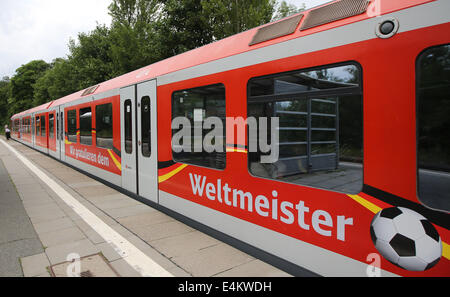 Hamburg, Deutschland. 14. Juli 2014. Eine S-Bahn (s-Bahn) mit der Aufschrift "Wir gratulieren der Weltmeister" fährt durch die Haltestelle "Alte Woehr" in Hamburg, Deutschland, 14. Juli 2014. Die S-Bahn gratuliert die deutsche Nationalmannschaft zu ihren WM-Titel in der Fußball-Weltmeisterschaft 2014 in Brasilien. Foto: Axel Heimken/Dpa/Alamy Live News Stockfoto