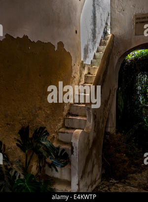 Stein-Treppe in desolatem Zustand Stockfoto