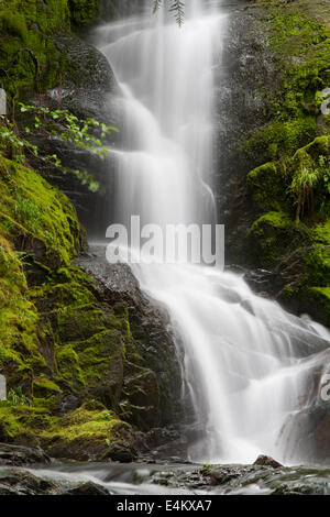 Eine unberührte Wasser fallen über Felsen fließenden. Stockfoto