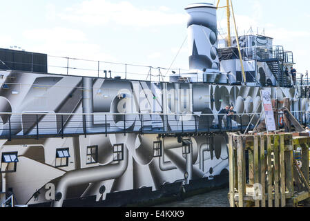 Victoria Embankment, London, UK. 14. Juli 2014. "Tobias Rehberger startet Blenden Schiff London im Rahmen des 14-18 jetzt, eine Reihe von Kommissionen anlässlich die Hundertjahrfeier des ersten Weltkrieges" Künstler Tobias Rehberger hat verändert Londons HMS President (1918) in "Dazzle Camouflage" abgedeckt. HMS President war selbst ein Blenden Schiff im 1. Weltkrieg. Bildnachweis: Matthew Chattle/Alamy Live-Nachrichten Stockfoto