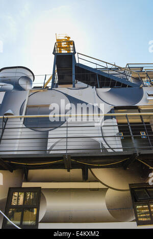 Victoria Embankment, London, UK. 14. Juli 2014. "Tobias Rehberger startet Blenden Schiff London im Rahmen des 14-18 jetzt, eine Reihe von Kommissionen anlässlich die Hundertjahrfeier des ersten Weltkrieges" Künstler Tobias Rehberger hat verändert Londons HMS President (1918) in "Dazzle Camouflage" abgedeckt. HMS President war selbst ein Blenden Schiff im 1. Weltkrieg. Bildnachweis: Matthew Chattle/Alamy Live-Nachrichten Stockfoto