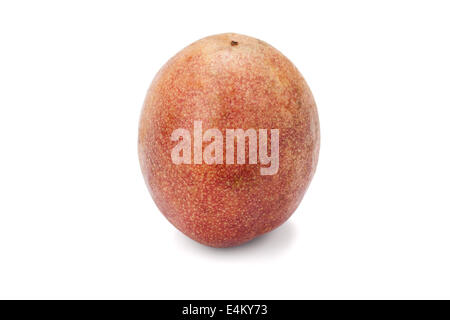 Frische Passionsfrucht isoliert auf weißem Hintergrund Stockfoto