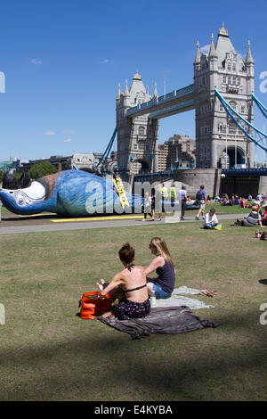 London UK. 14. Juli 2014. Eine riesige Skulptur von einem Toten blaue Papagei 15 Metern war Unvelied auf der Southbank für eine live Monty Python Bühnenshow, die durch TV Gold-Comedy-Kanal ausgestrahlt wird Stockfoto