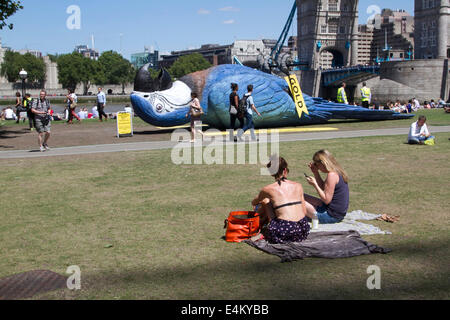 London UK. 14. Juli 2014. Eine riesige Skulptur von einem Toten blaue Papagei 15 Metern war Unvelied auf der Southbank für eine live Monty Python Bühnenshow, die durch TV Gold-Comedy-Kanal ausgestrahlt wird Stockfoto