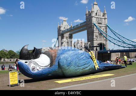 London UK. 14. Juli 2014. Eine riesige Skulptur von einem Toten blaue Papagei 15 Metern wurde vorgestellt auf der Southbank für eine live Monty Python Bühnenshow, die durch TV Gold-Comedy-Kanal ausgestrahlt wird Stockfoto