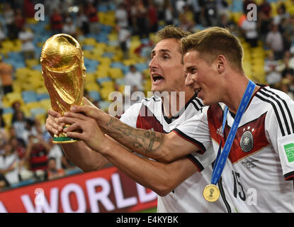 Rio De Janeiro, Brasilien. 13. Juli 2014. Miroslav Klose (L) und Erik Durm feiern mit der Trophäe nach dem Gewinn der FIFA WM 2014 Finale Fußballspiel zwischen Deutschland und Argentinien im Estadio Do Maracana in Rio De Janeiro, Brasilien, 13. Juli 2014. Foto: Andreas Gebert/Dpa/Alamy Live-Nachrichten Stockfoto