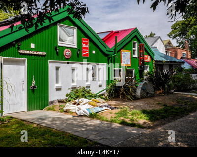 Lion Boathouse, Eel Pie Island, Twickenham, Greater London, Großbritannien. Neu lackierte grüne und weiße Wellblech-Außenseite und alte Werbeschilder Stockfoto