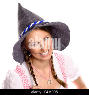 Attraktive Frau in einem traditionellen deutschen und bayerischen Dirndl und rustikalen Partyhut Stockfoto